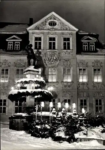 Ak Schneeberg im Erzgebirge, Bergmannsbrunnen zur Weihnachtszeit