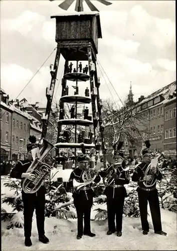 Ak Schneeberg im Erzgebirge, Bergmann Bläserchor vor der Pyramide am Rathaus, Winter