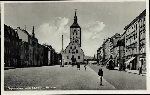 Ak Deggendorf im Bayerischen Wald Niederbayern, Luitpoldplatz und Rathaus