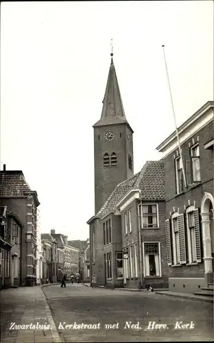 Ak Zwartsluis Overijssel Niederlande, Kerkstraat met Ned. Herv. Kerk