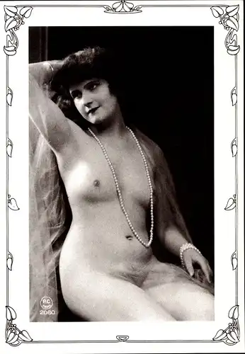 Ak Playgirl Postkartenbuch, Frauenakt, nackte Frau mit Perlenkette, Busen