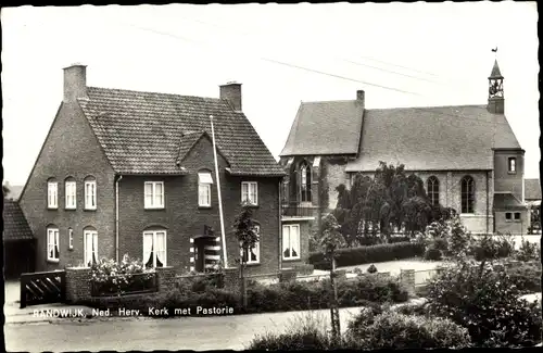 Ak Randwijk Gelderland Niederlande, Nederlands Hervormde Kerk met Pastorie