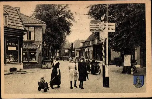 Ak Nunspeet Gelderland, Dorpsgezicht, Frauen mit Kindern, Wappen