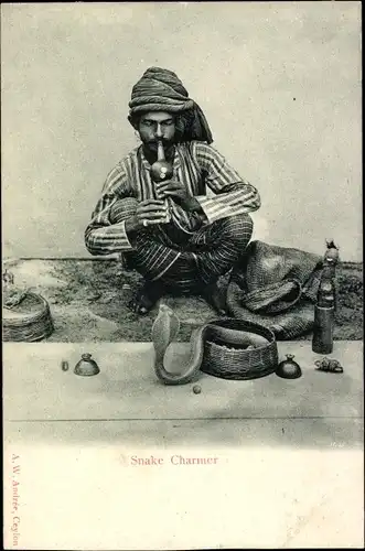 Foto Ak Ceylon, Schlangenbeschwörer, Snake Charmer