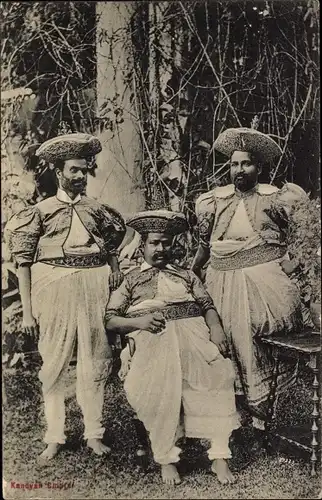 Ak Ceylon, Männer in traditioneller Kleidung, Einheimische, Asiatische Volkstypen