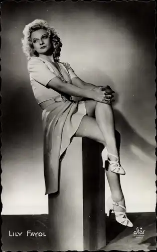Ak Schauspielerin Lily Fayol, Portrait, sitzend, Beine