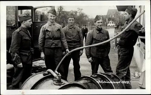 Foto Ak Schweiz, Aktivdienst 1939, Schweizer Soldaten in Uniformen