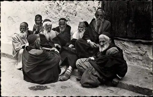 Judaika Ak Scenes et Types, Groupe de Juifs, Juden vor einem Haus sitzend