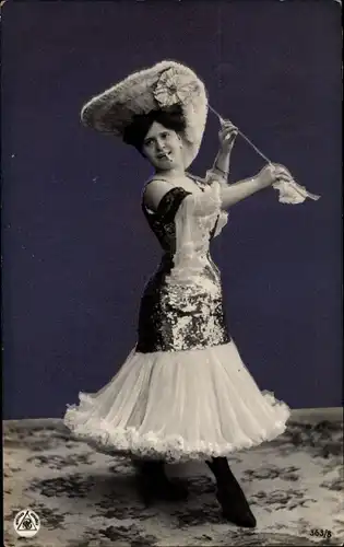 Ak Frau mit Zigarette, Tänzerin, Portrait