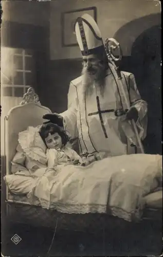 Ak Heiliger Nikolaus segnet ein schlafendes Kind