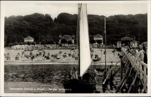 Ak Ostseebad Göhren auf Rügen, Partie an der Seebrücke, Segelboot