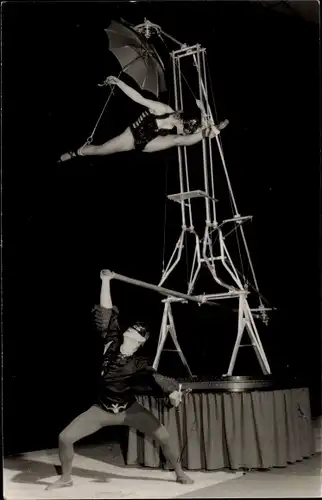 Foto Ak Zwei Akrobaten auf einer Bühne, Artisten, Portrait 1960