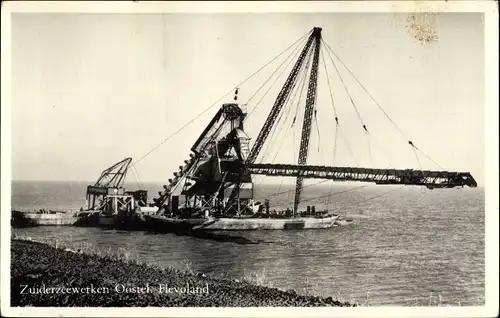 Ak Oostel Flevoland, Zuiderzeewerken, Baggerschiff, Schwimmkran