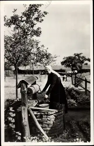 Ak Veluwe Gelderland Niederlande, Frau in Tracht am Brunnen
