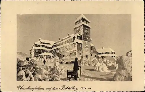 Ak Oberwiesenthal Erzgebirge, Unterkunftshaus auf dem Fichtelberg, Winter