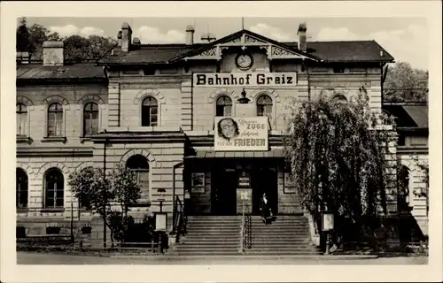 Ak Greiz im Vogtland, Bahnhof, Plakat Züge fahren für den Frieden