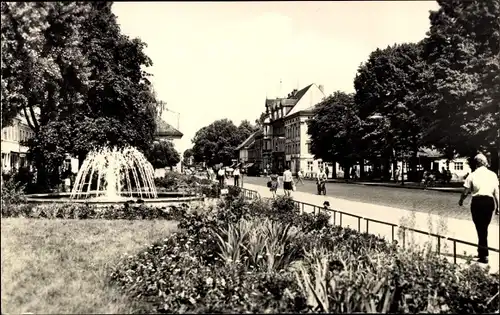 Ak Neuruppin in Brandenburg, Anlagen an der Karl-Marx-Straße, Springbrunnen, Passanten