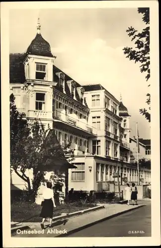 Ak Ostseebad Ahlbeck Heringsdorf auf Usedom, Straßenszene, Haus, Passanten
