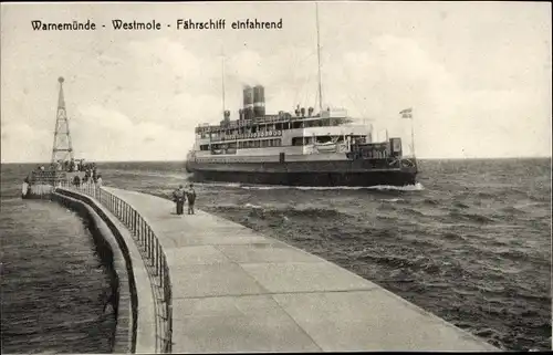 Ak Ostseebad Warnemünde Rostock, Westmole, Fährschiff einfahrend