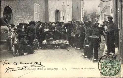 Ak Chasseurs Alpins en manoeuvres, attendant la distribution, französische Gebirgsjäger