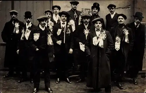 Foto Ak Frankreich, Classe 1910, Gruppenaufnahme von Männern