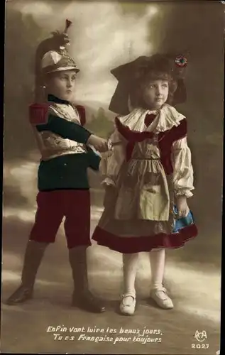 Ak Mädchen in Elsässer Tracht und Junge in französischer Uniform