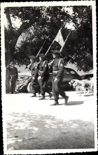 Foto Drei französische Soldaten in Uniformen, Hunde, Auto, Gebirgsjäger