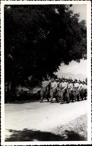 Foto Marschierende französische Soldaten in Uniformen, Gebirgsjäger