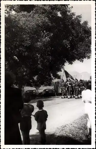 Foto Marschierende französische Soldaten in Uniformen, Gebirgsjäger
