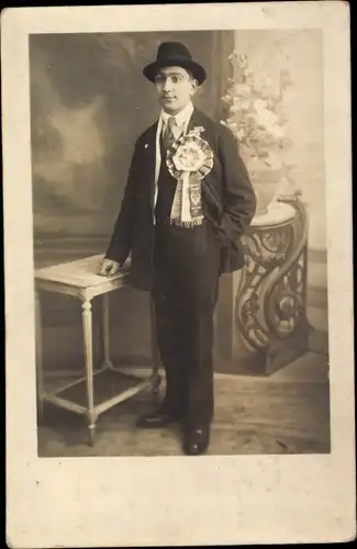 Foto Ak Frankreich, Mann im Anzug mit Abzeichen, Portrait