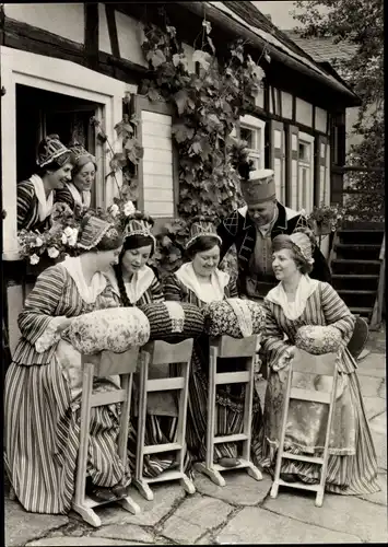 Ak Erzgebirge, Klippelsteig, historische Trachten des 18. Jahrhunderts, Erzgebirgs Ensemble Aue