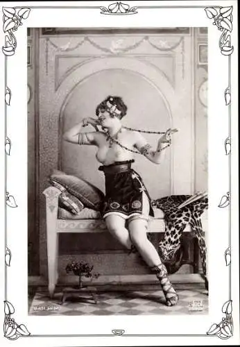 Ak Playgirl Postkartenbuch, Frau in römischer Kleidung, Busen, Leopardenfell