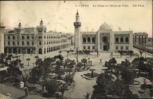 Ak Sfax Tunesien, La Place et l'Hôtel de Ville