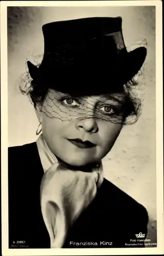 Ak Schauspielerin Franziska Kinz, Portrait, Zylinder, Netz, Ross Verlag A 2599/1