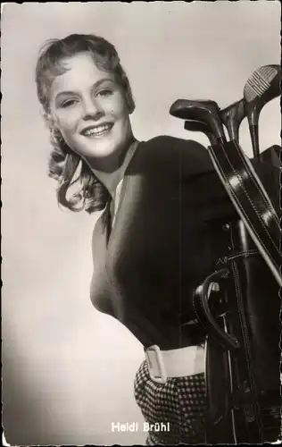 Ak Schauspielerin und Sängerin Heidi Brühl, Portrait mit Golfschlägern