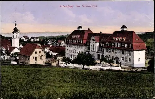 Ak Scheidegg in Schwaben, Blick auf das Schulhaus, Kirche