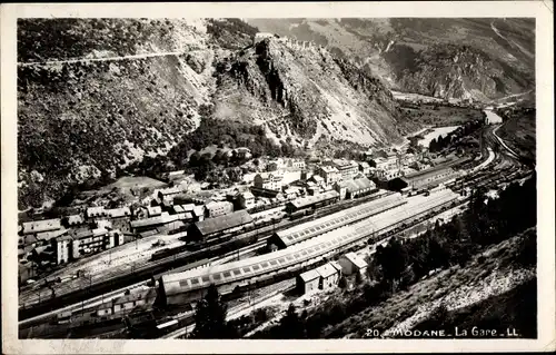 Ak Modane Savoie, La Gare, Blick auf den Bahnhof, Gleisseite, Berge