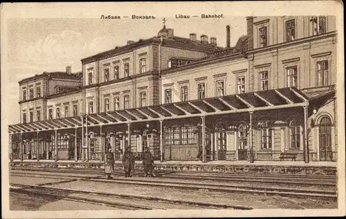 Ak Liepaja Libau Lettland, Bahnhof, Gleisseite, Deutsches Militär