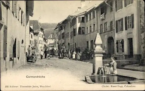 Ak Cormondrèche Kanton Neuenburg, Straßenpartie, Brunnen, Wasserträgererin