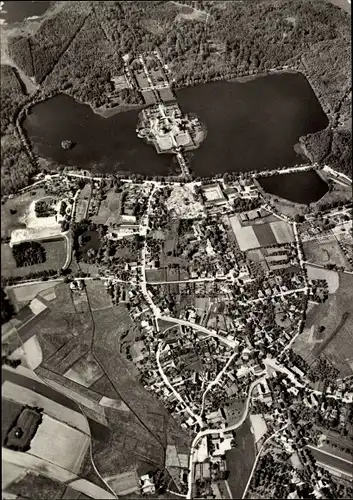 Ak Moritzburg in Sachsen, Jagdschloss und Ort, Luftbild, Flughöhe 2000 m