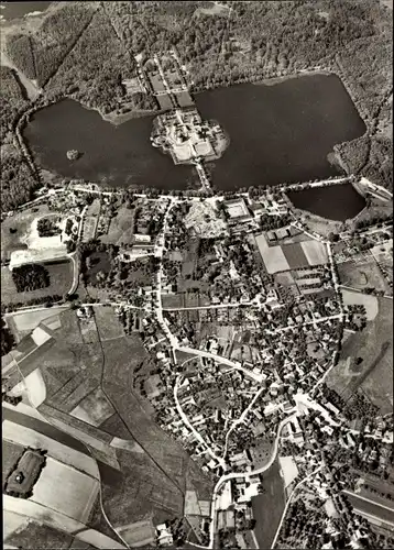 Ak Moritzburg in Sachsen, Jagdschloss und Ort, Luftbild, Flughöhe 2000 m