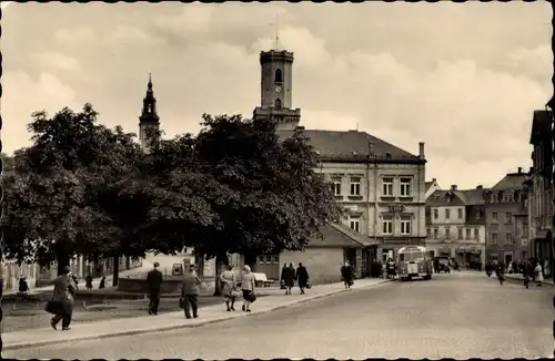 Ak Schneeberg im Erzgebirge, Ernst-Schneller-Platz mit Rathaus und Turm der St. Wolfgangs-Kirche