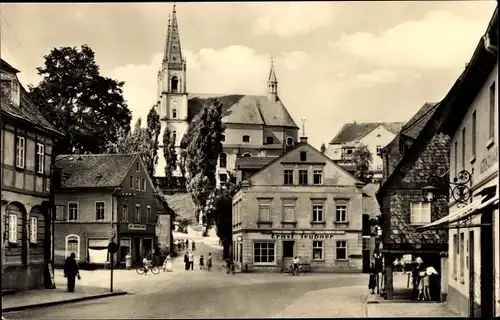 Ak Schirgiswalde in Sachsen, Partie in der Stadtmitte mit Blick auf die Kirche