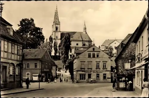 Ak Schirgiswalde in Sachsen, Partie in der Stadtmitte mit Blick auf die Kirche