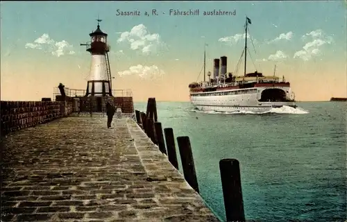 Ak Sassnitz auf Rügen, Fährschiff ausfahrend, Mole, Leuchtturm