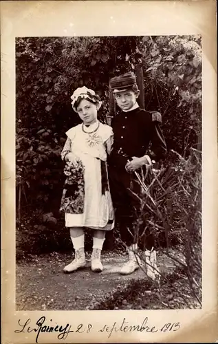 Foto Ak Junge in französischer Uniform mit Mädchen, Portrait 1913