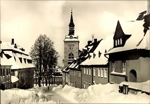 Ak Scheibenberg im Erzgebirge, Blick zum Markt mit Rathaus, Winteransicht