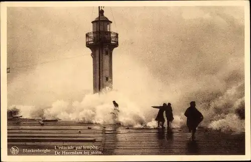 Ak Blankenberghe Blankenberge Westflandern, De Havendam bij storm, Leuchtturm