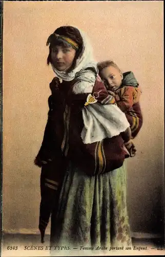 Ak Scènes et Types, Femme Arabe portant son Enfant