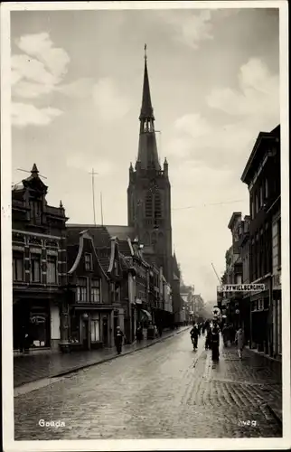 Ak Gouda Südholland Niederlande, Straßenpartie, Kirche, Passanten